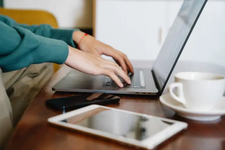 freelancer typing on computer 0 scrivener vs. word Photo by Eren Li from Pexels